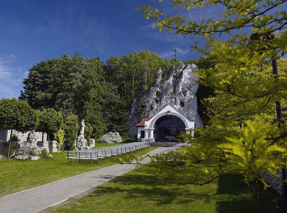 Podzamcze Zamek Ogrodzieniec I Sanktuarium Mb Ska Kowej