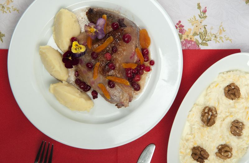 Restauracja Pod Prosiakiem w Tychach poleca perliczkę w żurawinowej odsłonie.